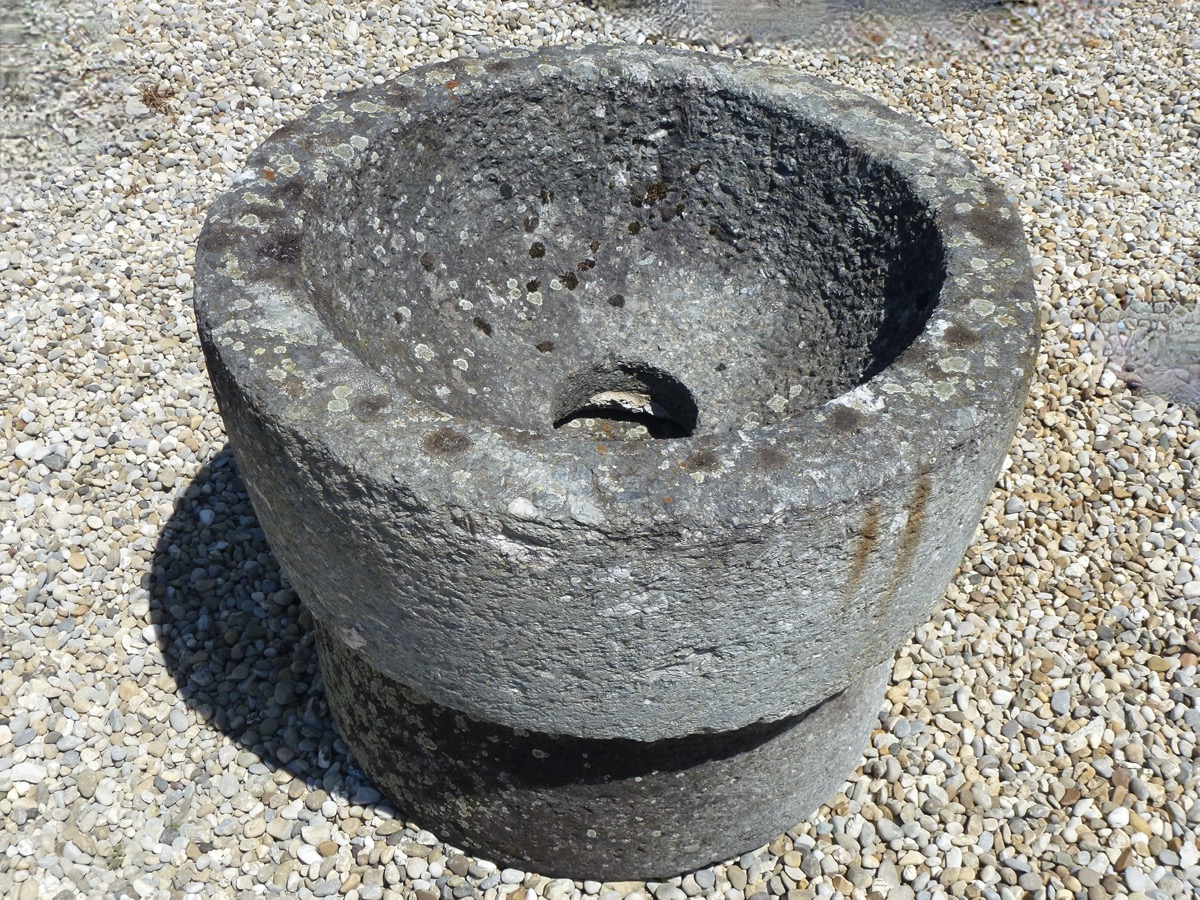 Fontaine en pierre ancienne  - Granit, Grès - Art populaire - XIXeS.