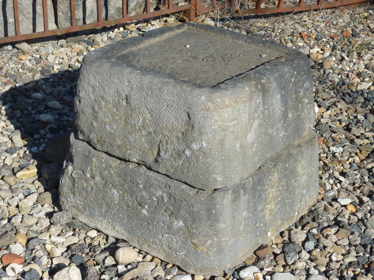 Piédestal en pierre, socle ancien  - Pierre - Art populaire - XVIIIeS.