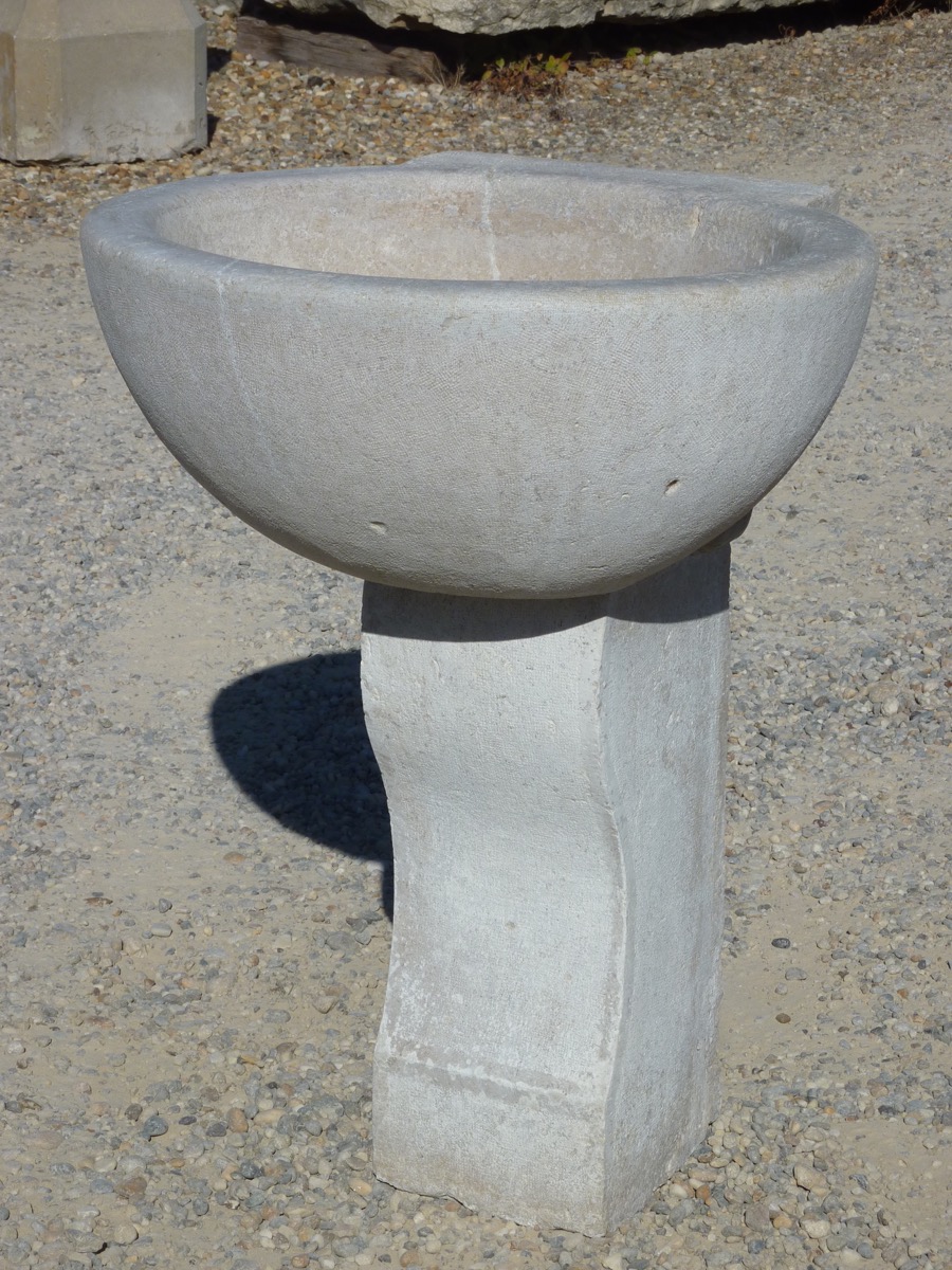 Fontaine en pierre ancienne  - Pierre - Art populaire - XIXe S.