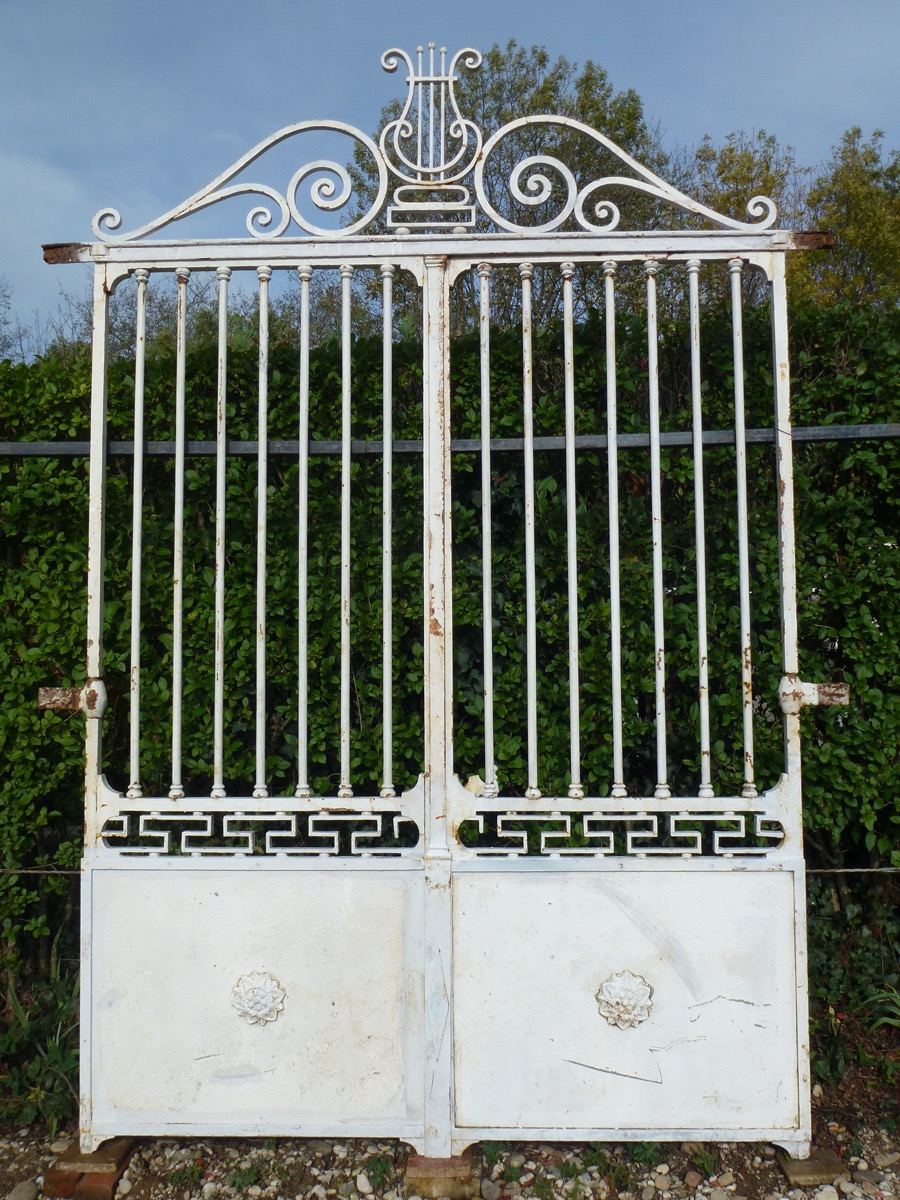 Portillon ancien à patine naturelle- Joli portail ancien en fer forgé.