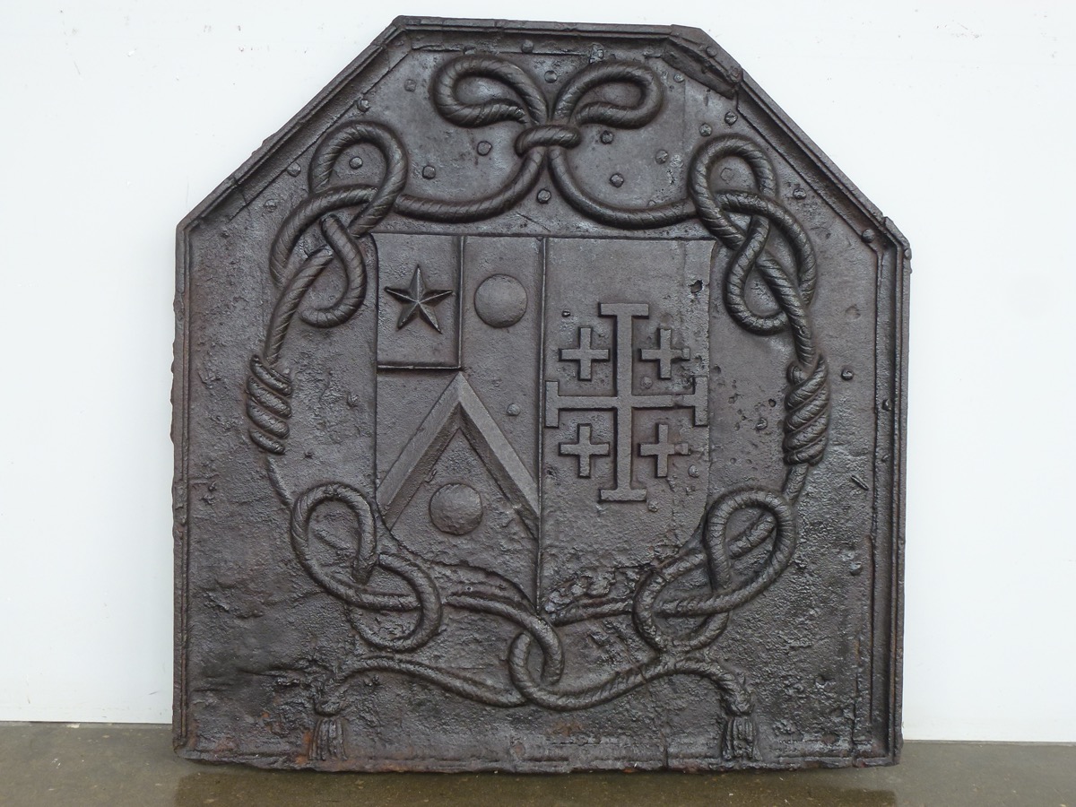 Ancienne plaque de cheminée en fonte, scène de la cour