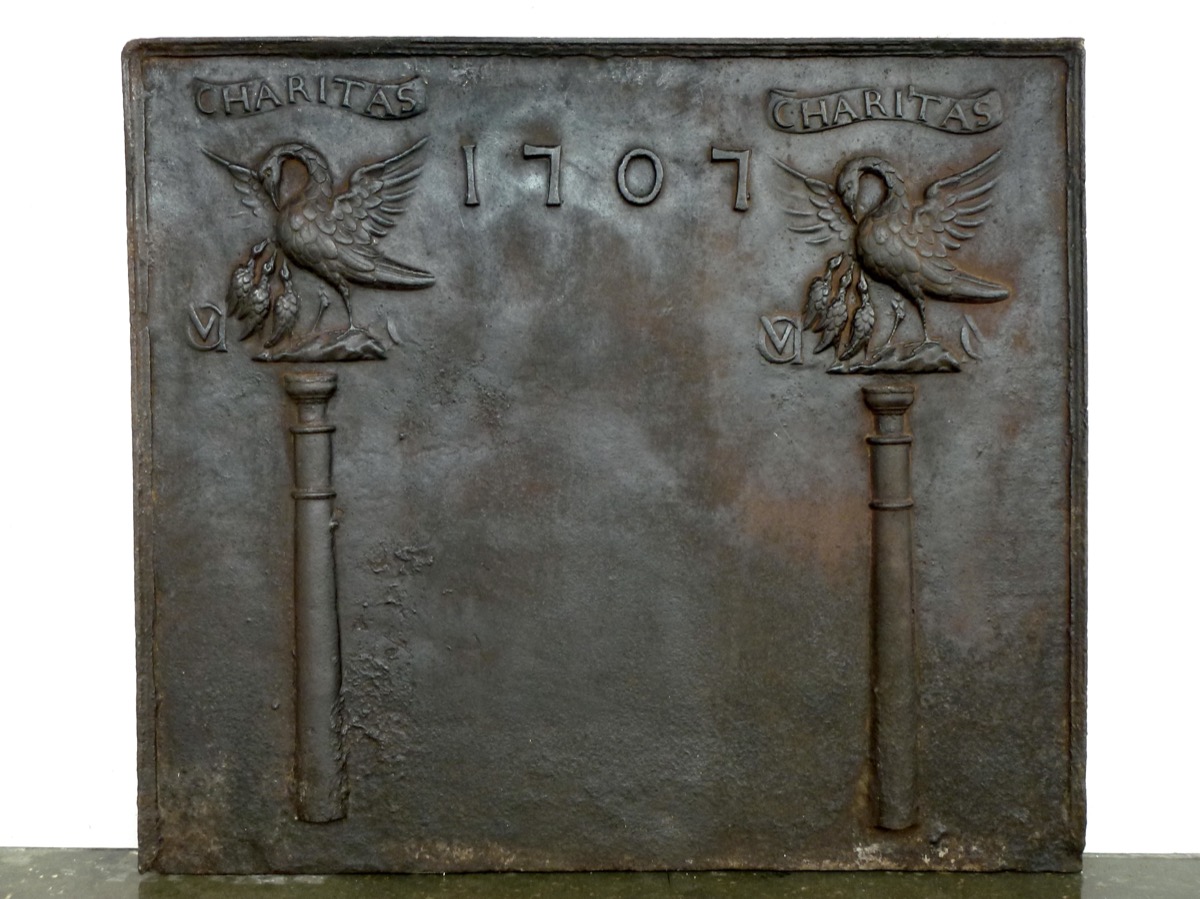 plaque cheminée décor blason et fleurs de lys en fonte de fer