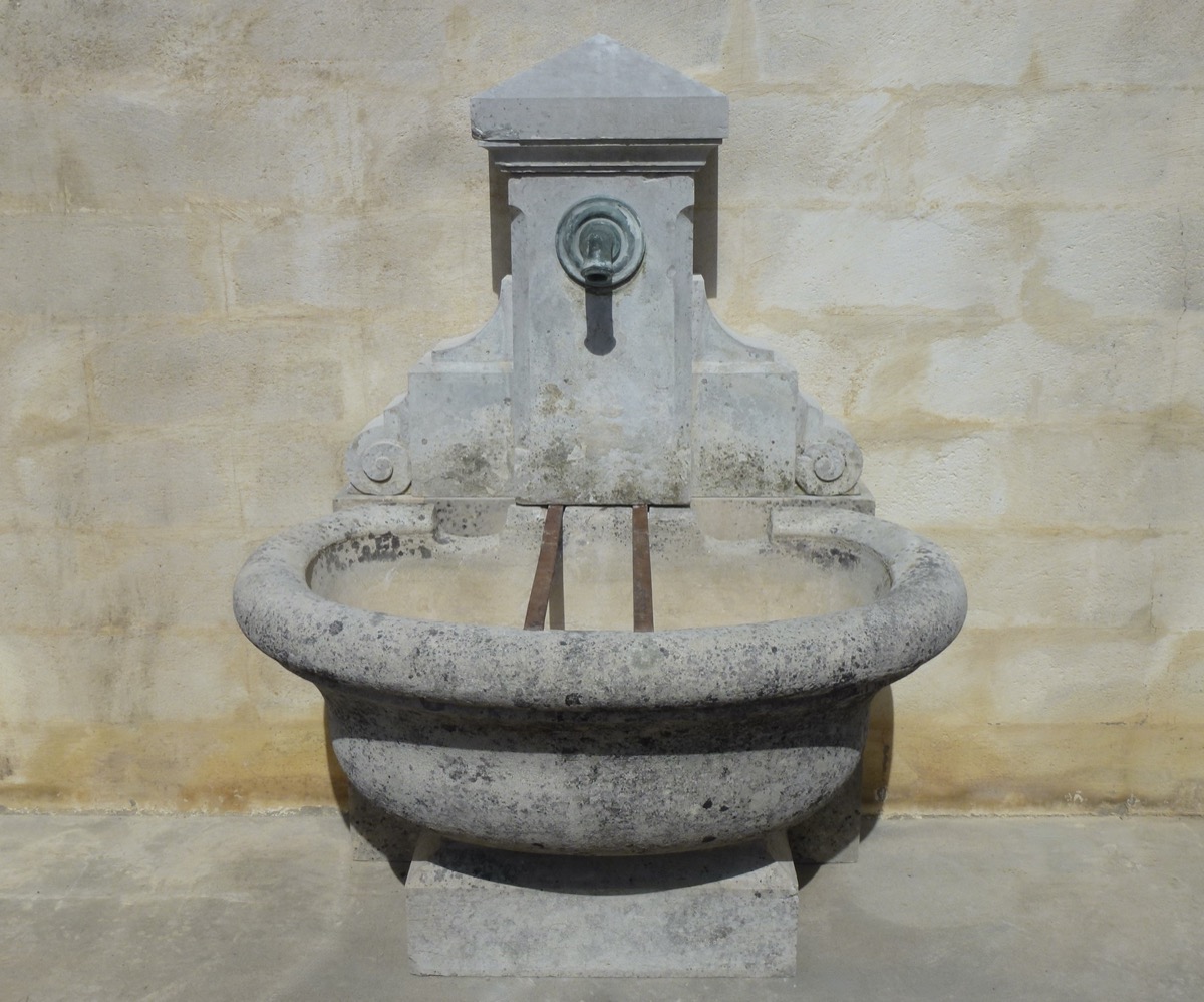 Fontaine en pierre ancienne  - Pierre - Néo-classique - XIXe S.