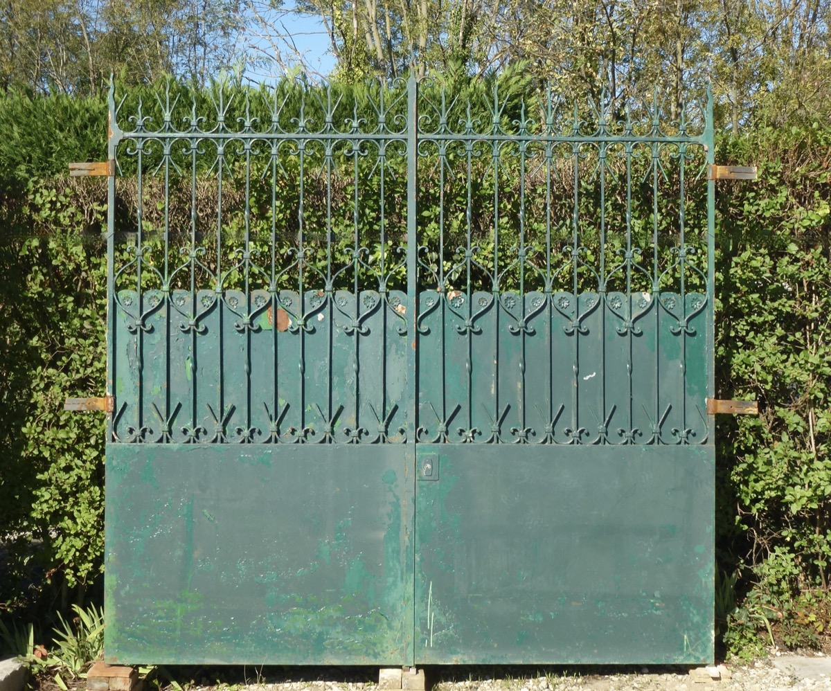 Antique gate, Gatepillar  - Wrought iron - Art nouveau - XXthC.