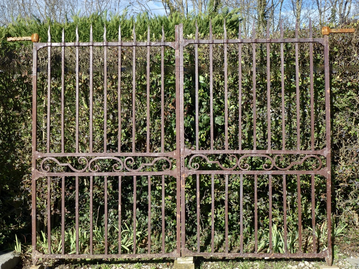 Portail ancien, Piliers en pierre  - Fer forgé - Louis XIV - XVIIIeS.