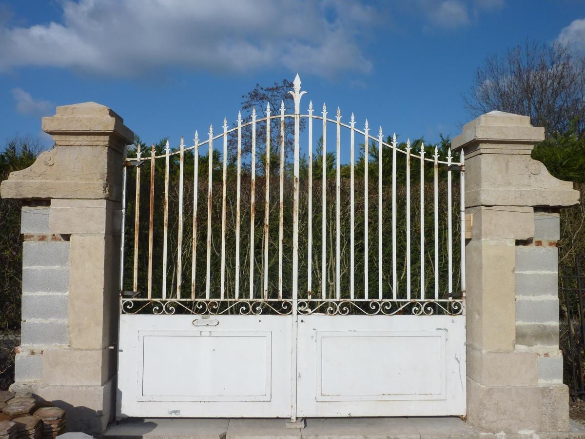 Antique gate, Gatepillar  - Stone - Napoléon III - XIXth C.