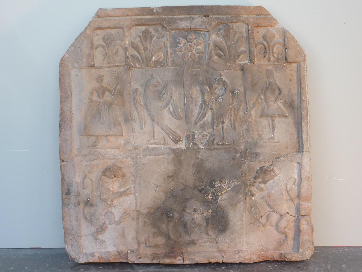 Antique fireback, Cast iron fire-back  - Terra cotta, Stoneware - Louis XIV - XVIIIth C.